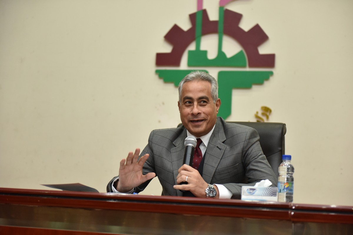 وزير القوى العامله 
